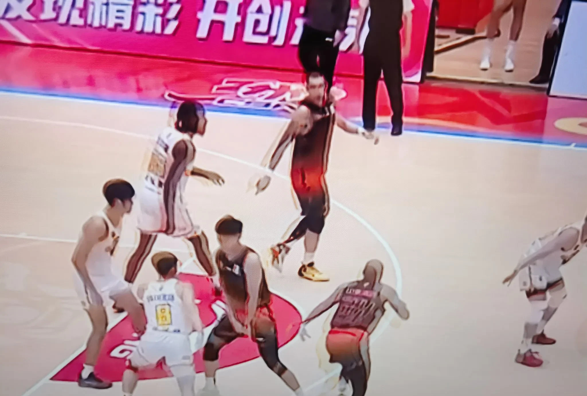 对阵势均力敌，比赛场面竞技火爆 